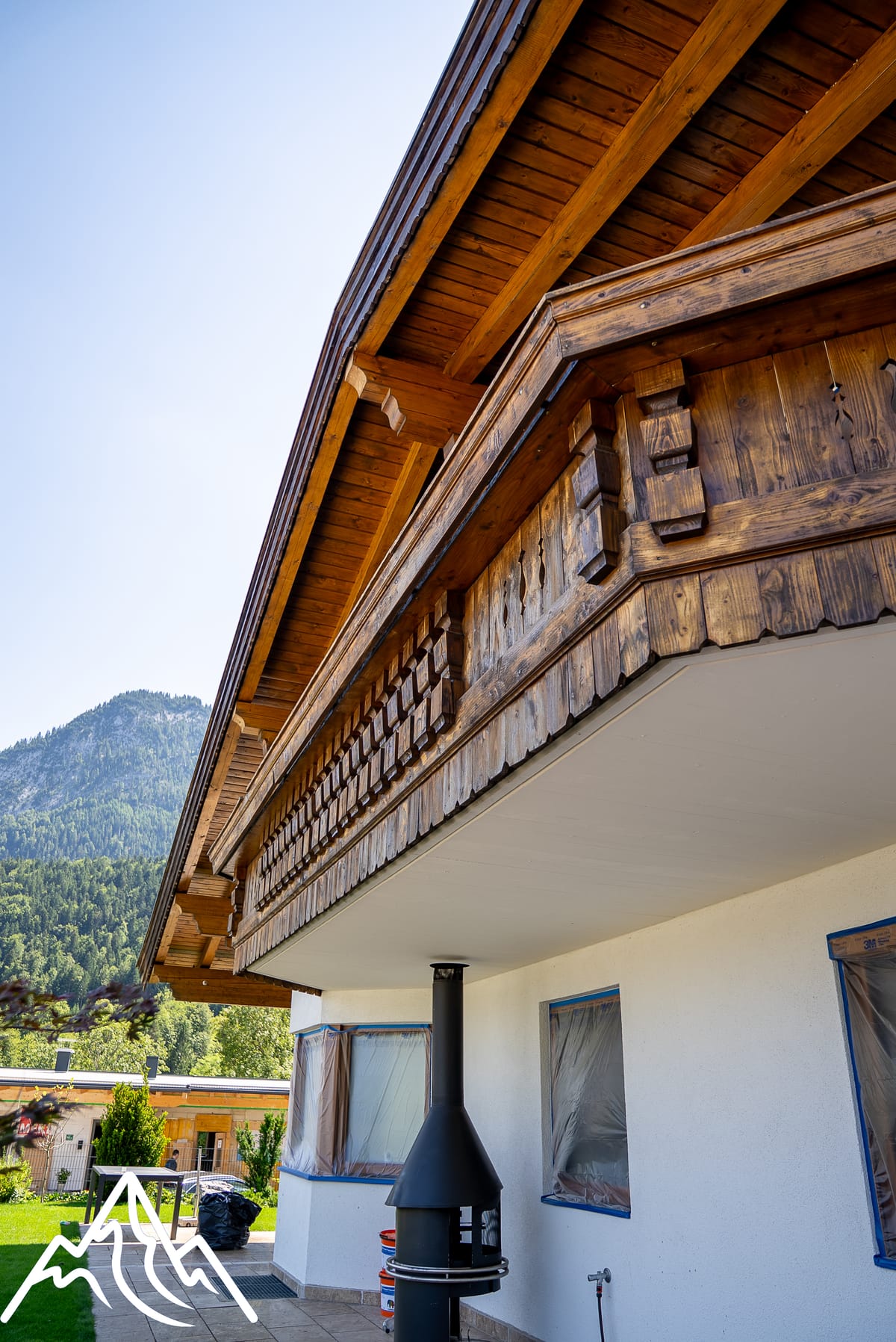 Geschnitzte Holzbrüstung eines Balkons nach der Lasurbehandlung
