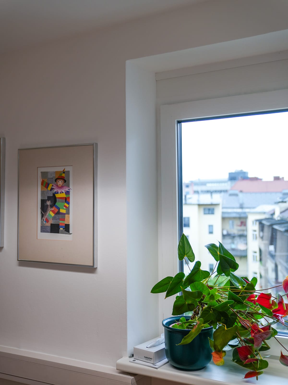 Heller Innenraum mit Fenster nach dem Neuanstrich