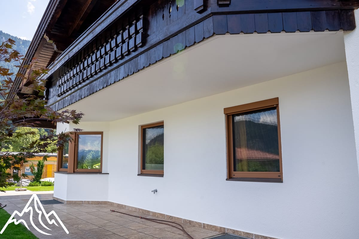 Längsfassade mit Sockel (Fassade)