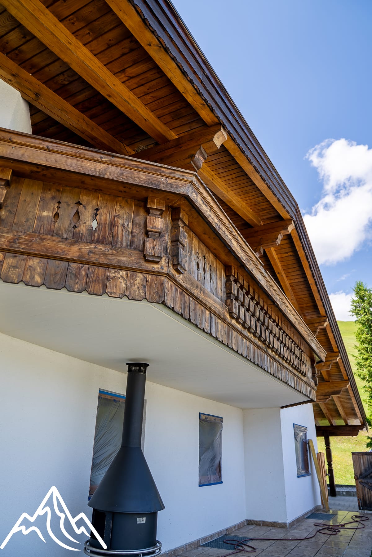 Geschnitzte Brüstung im Detail (Holz & Lasur)