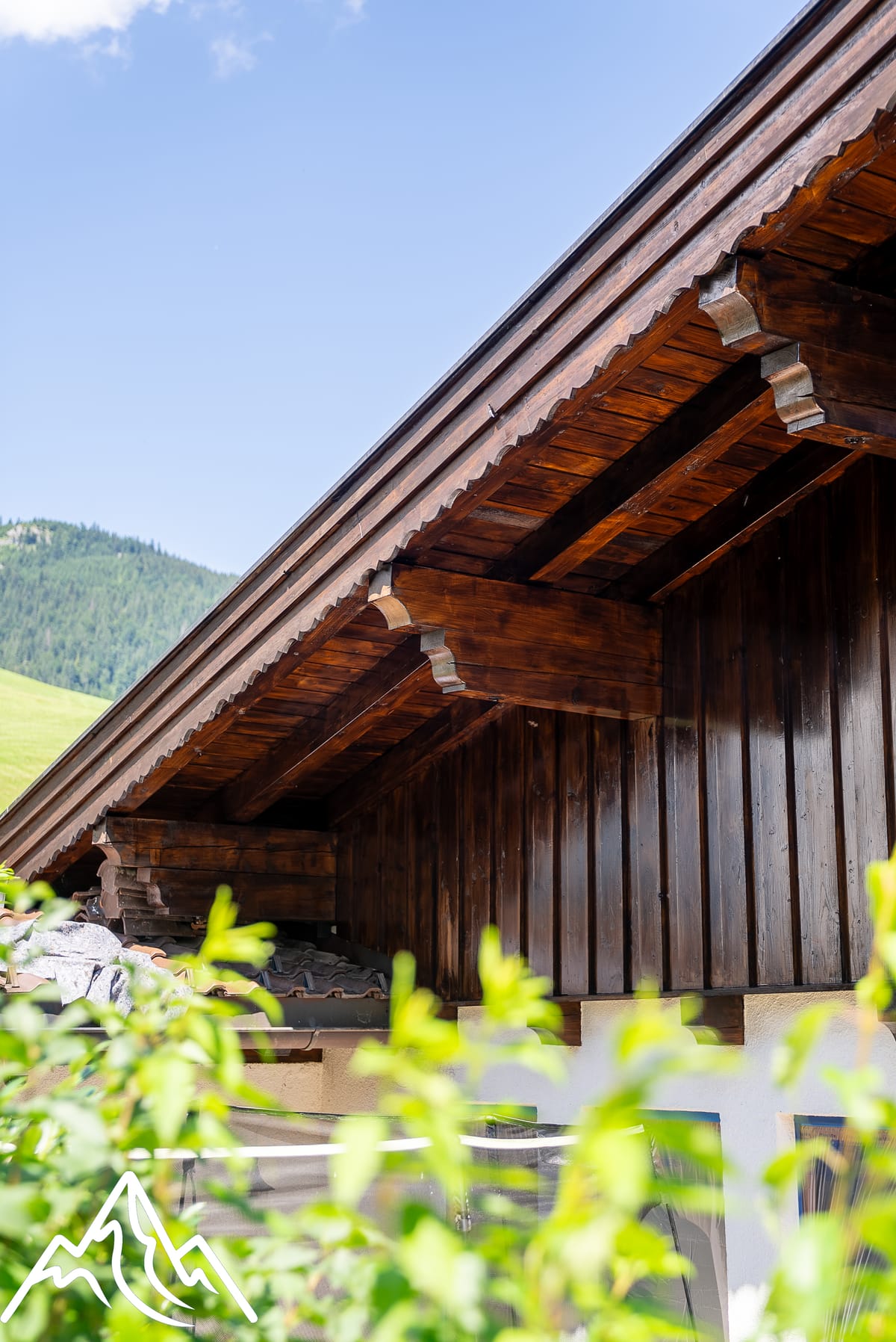 Traufe mit Rinne (Holz & Lasur)