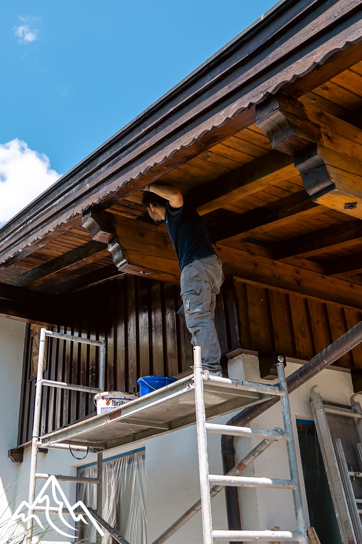 Arbeiten am Fahrgerüst an der Dachuntersicht eines Landhauses